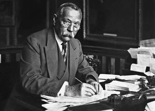 arthur-conan-doyle-writing-at-his-desk-1923