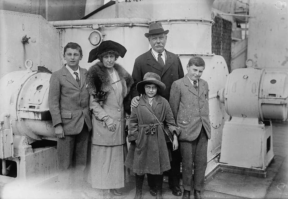 conan-doyle-and-family