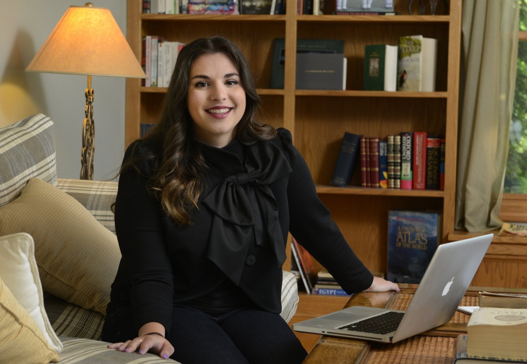 victoria-aveyard-at-home